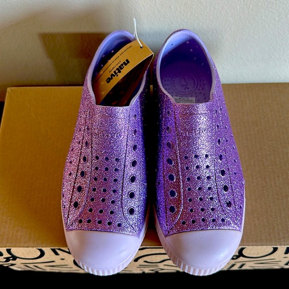 Girls native slip on shoes youth size one. New inbox. - Picture 2 of 3